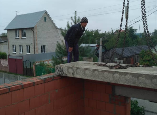 Перекрытие бетонными плитами первого этажа 3
