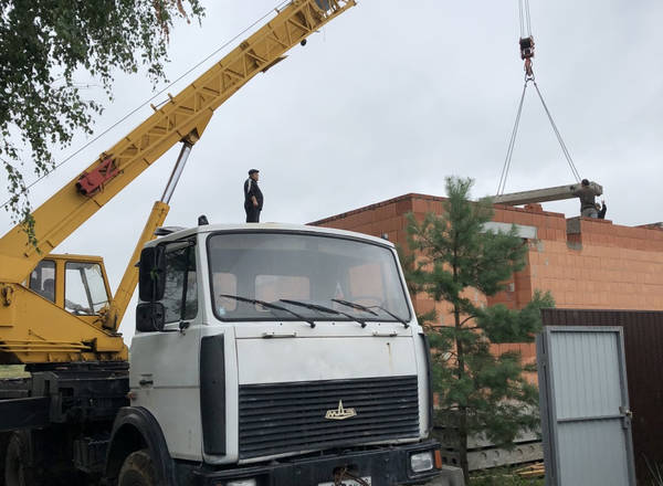 Перекрытие бетонными плитами первого этажа